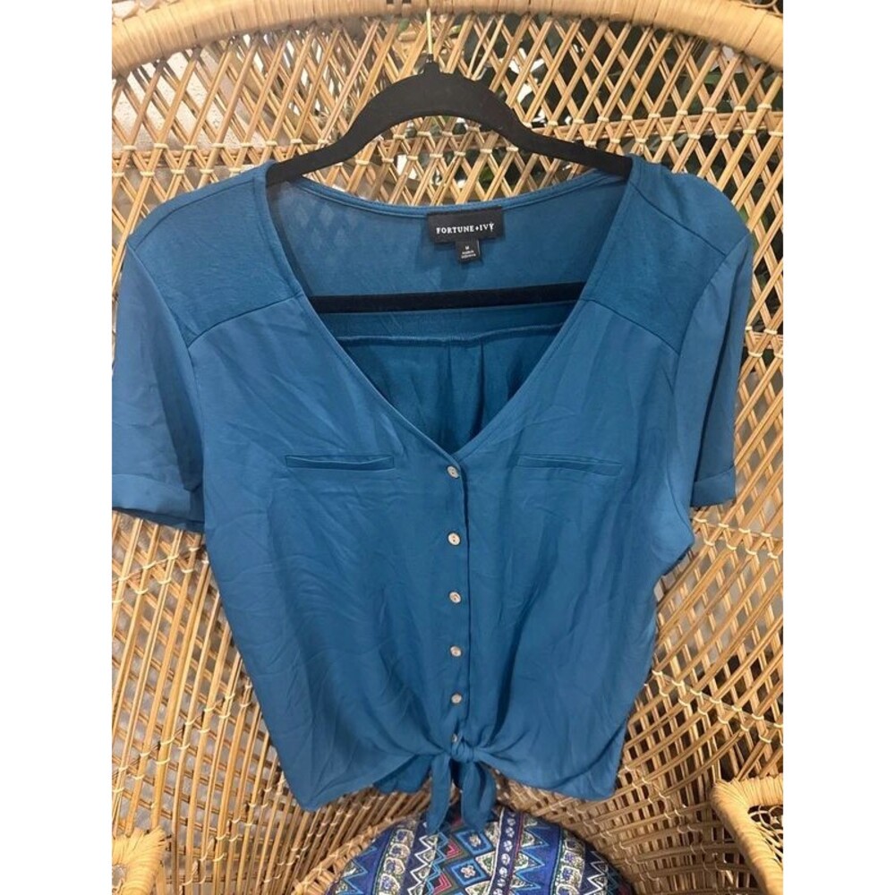 Fortune + Ivy blue short sleeve blouse tie at waist. Medium